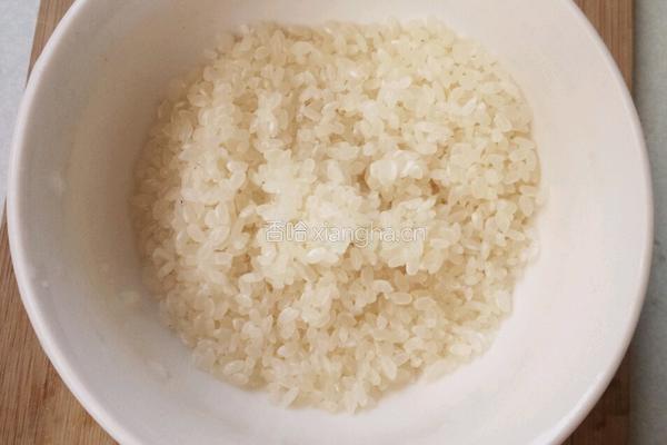 新版皮蛋瘦肉粥的做法图解1