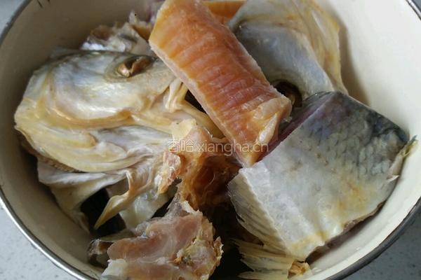 蒸洞庭风干翘白鱼的做法图解2