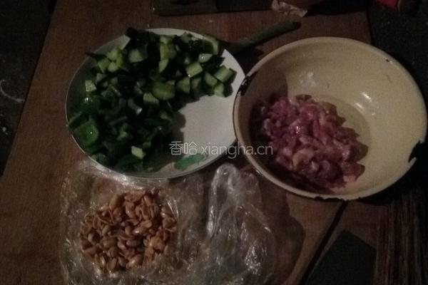宫爆肉丁的做法图解1