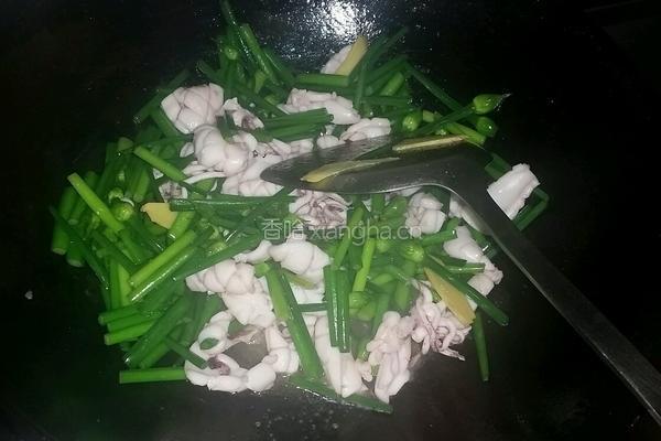 韭菜花炒鲜鱿的做法图解9