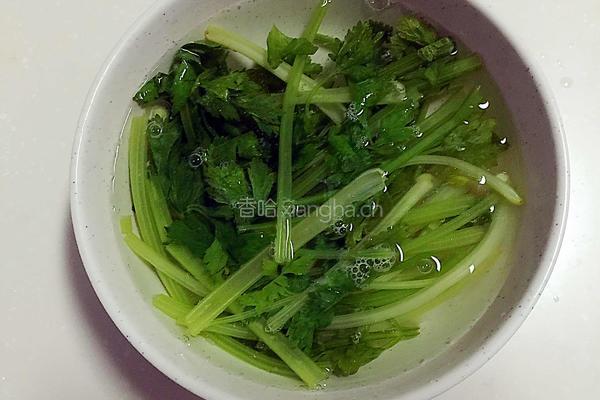 虾仁炝香芹的做法图解3