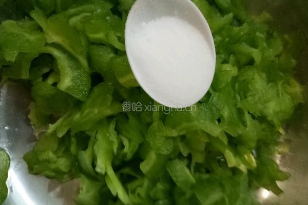 苦瓜鸡蛋包的做法图解1