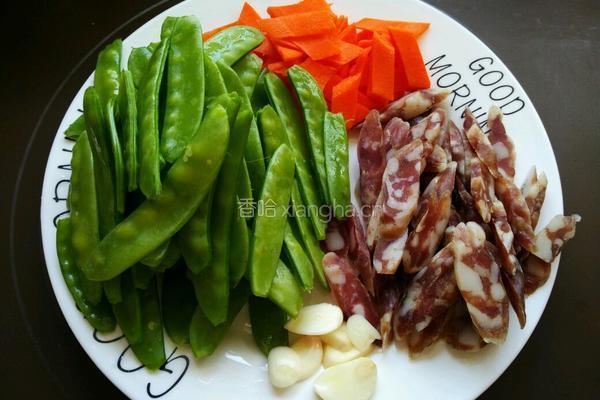 荷兰豆炒腊肠的做法图解1