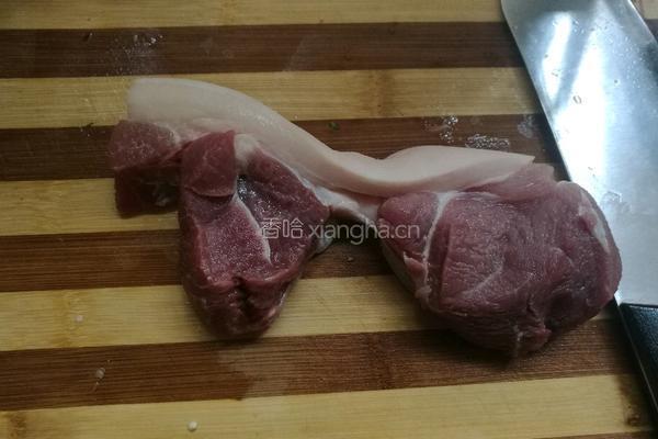 家常青椒炒肉的做法图解1