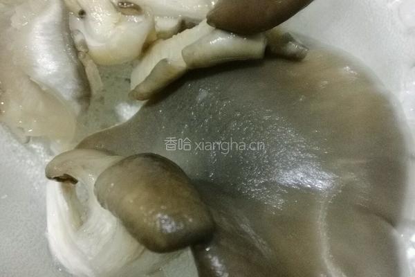 鲜蘑樱桃小面的做法图解3