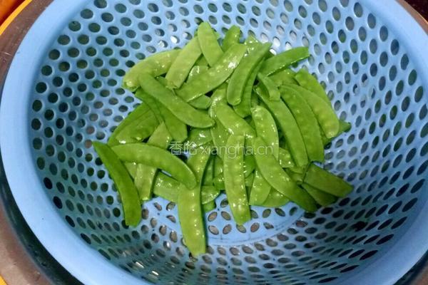 荷兰豆炒腊肠的做法图解2