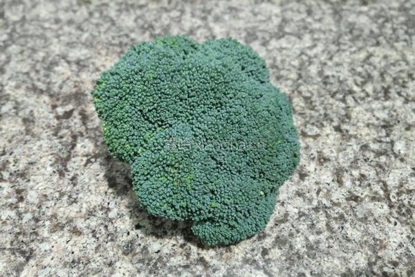 西兰花炒腊肉的做法图解1