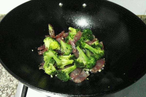 西兰花炒腊肉的做法图解7