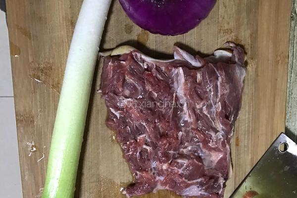 大葱炒羊肉的做法图解1