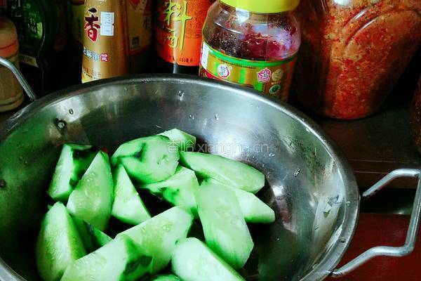 土家腊肉炖青瓜的做法图解2