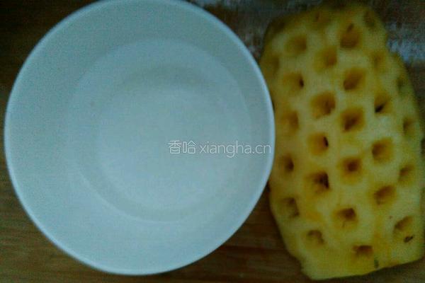 鲜榨菠萝汁的做法图解1