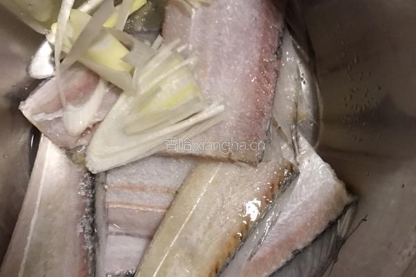 香酥炸带鱼的做法图解1