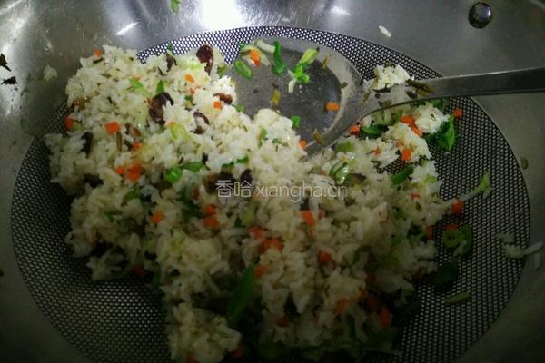 香肠雪菜炒饭的做法图解8