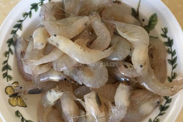 青虾炒韭菜的做法图解1