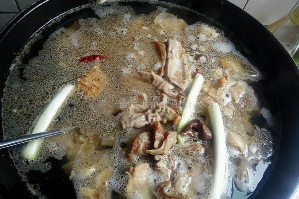 腊排骨肚条猪蹄汤锅的做法图解5