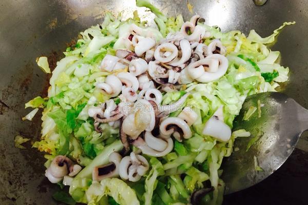 小鱿鱼炒卷心菜的做法图解7
