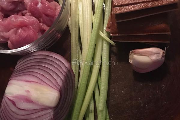 瘦肉炒三丝的做法图解1