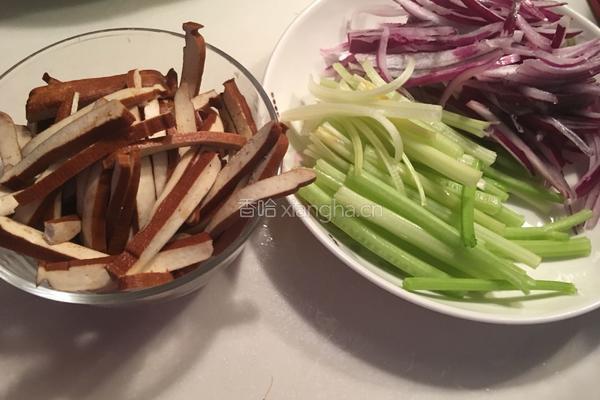 瘦肉炒三丝的做法图解3