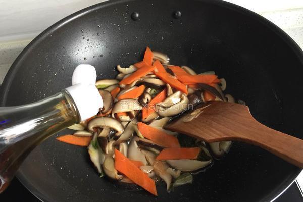 香菇炒油麦菜的做法图解6