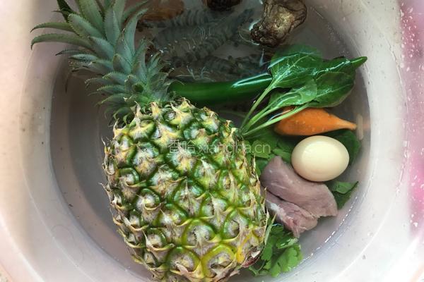 菠萝虾仁蛋炒饭的做法图解1
