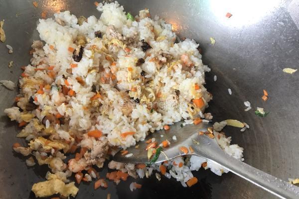 菠萝虾仁蛋炒饭的做法图解14