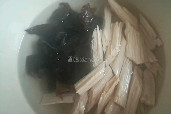 腐竹炒肉的做法图解1