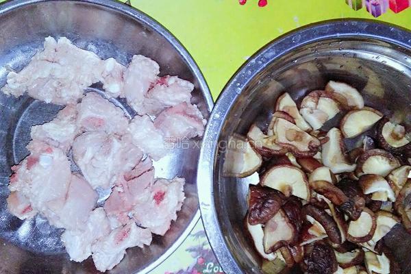 香菇焖排骨的做法图解1
