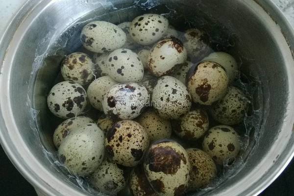 草果卤鹌鹑蛋的做法图解1