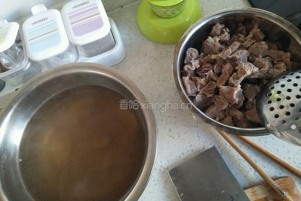 板栗牛肉的做法图解1