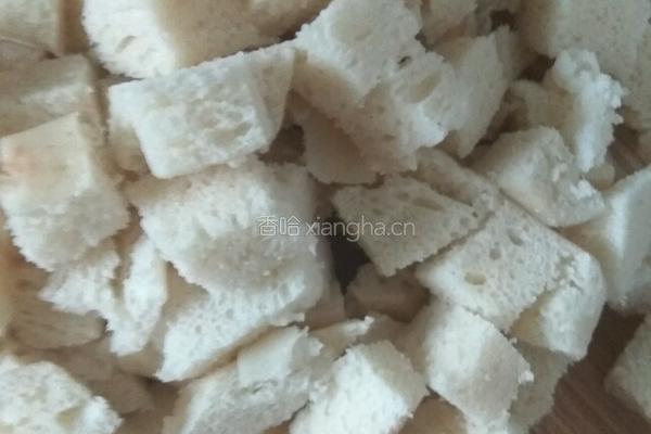 甘蓝炒馍丁的做法图解1
