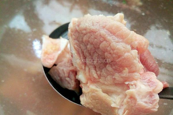 椰子乌鸡炖猪骨汤的做法图解4