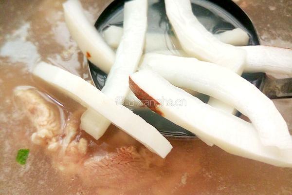 椰子乌鸡炖猪骨汤的做法图解5
