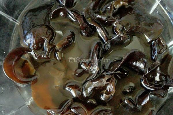 青椒木耳炒火腿的做法图解2