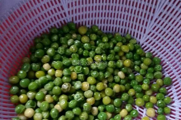 豌豆炒饭的做法图解2