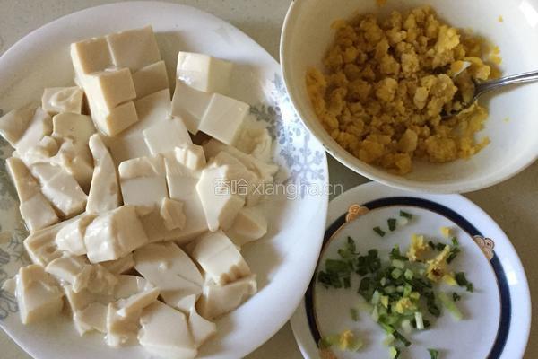 咸蛋黄豆腐的做法图解1