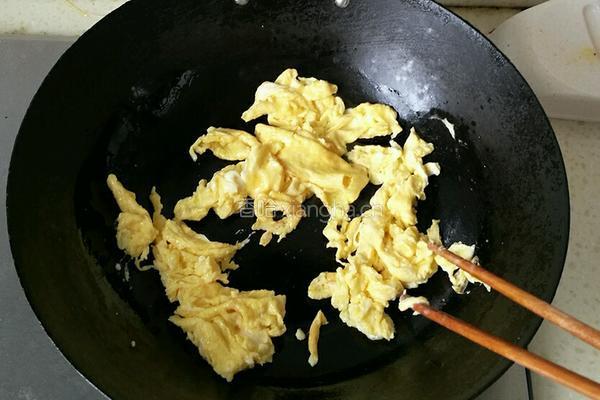 黄花菜（干）炒鸡蛋的做法图解2
