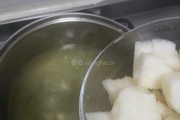银耳莲子汤的做法图解3