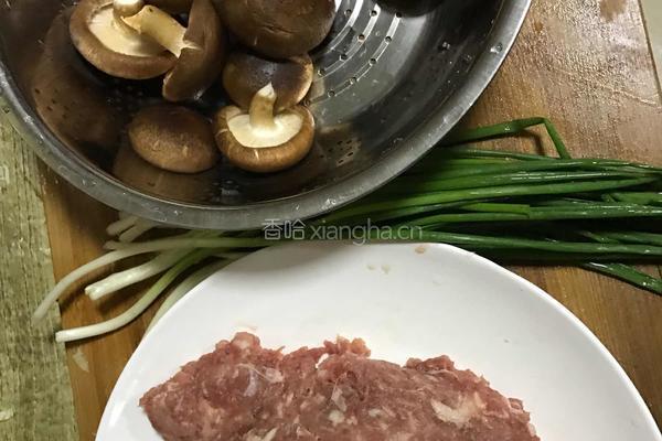 香菇猪肉饺子的做法图解1