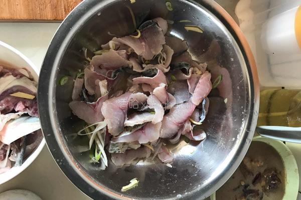 酸菜草鱼鲶鱼的做法图解2