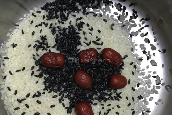 黑米蜂蜜粥的做法图解1