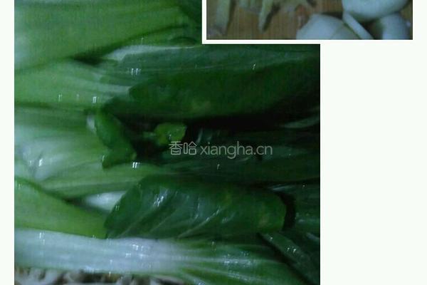 蟹味菇炒油菜的做法图解1