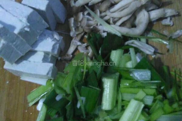 蟹味菇豆腐汤的做法图解1