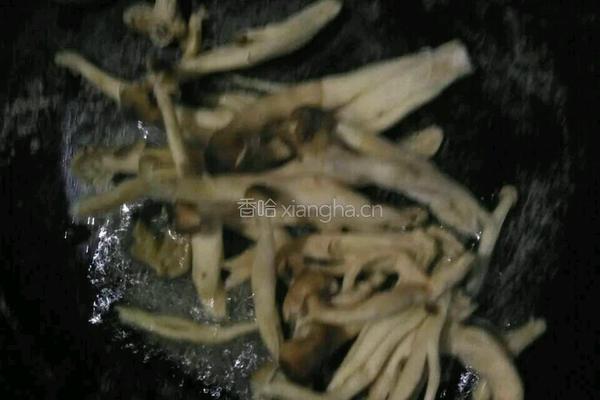 蟹味菇豆腐汤的做法图解2