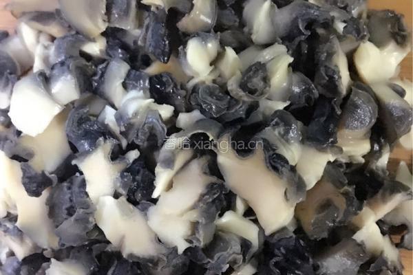 田螺肉炒青椒的做法图解1