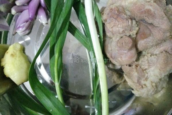 蒜苗炒猪肉的做法图解1