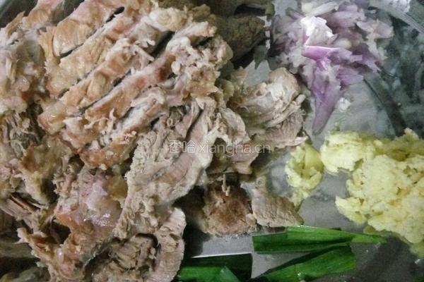 蒜苗炒猪肉的做法图解2