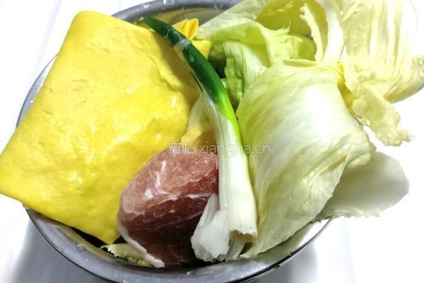 白菜大格扎炒肉的做法图解1