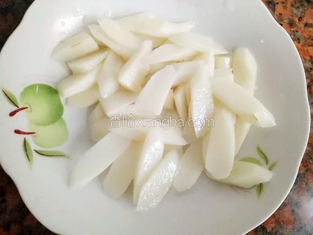 铁棍山药去皮洗净，斜切成片，焯水备用