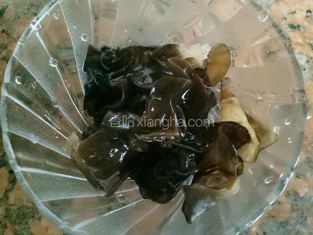 木耳泡发洗净备用