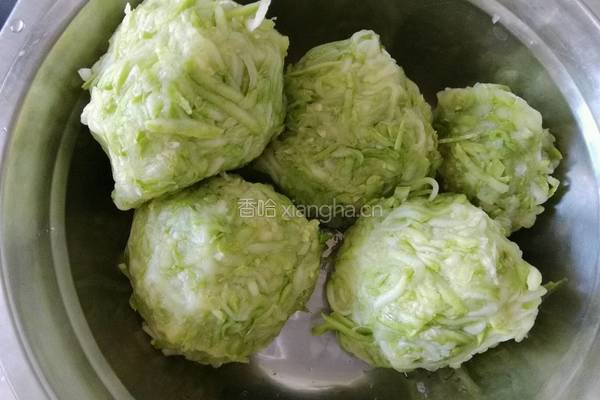 猪肉西葫芦水饺的做法图解7